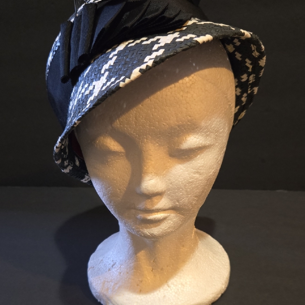 CANADIAN  HAT BLACK/WHITE  DESIGN